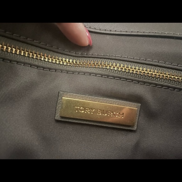 Tory Burch FLEMING CONVERTIBLE SHOULDER BAG. - Picture 4 of 15